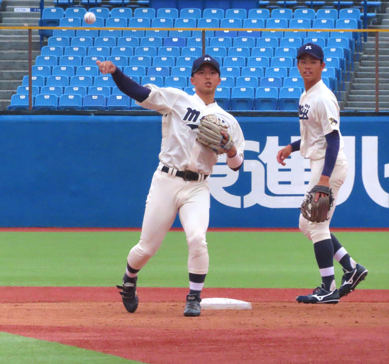 明大対日立製作所　シートノックを受ける明大・宗山（撮影・黒須亮）
