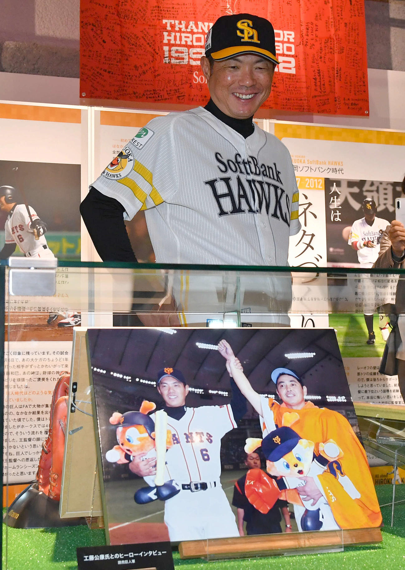 特別展示「小久保裕紀新監督のすべて」の内覧に訪れた小久保監督（撮影・岩下翔太）
