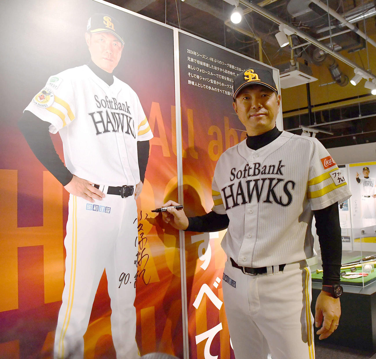 特別展示「小久保裕紀新監督のすべて」の内覧に訪れ、ボードにサインを書き入れる小久保監督（撮影・岩下翔太）