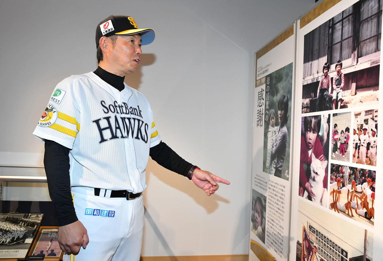 特別展示「小久保裕紀新監督のすべて」の内覧に訪れ、幼少期の写真を見る小久保監督（撮影・岩下翔太）