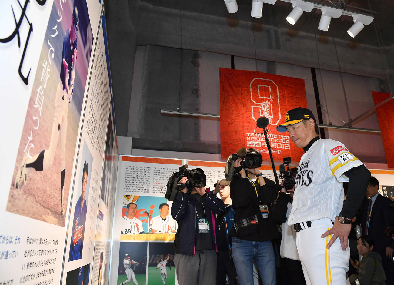 特別展示「小久保裕紀新監督のすべて」の内覧に訪れた小久保監督（撮影・岩下翔太）