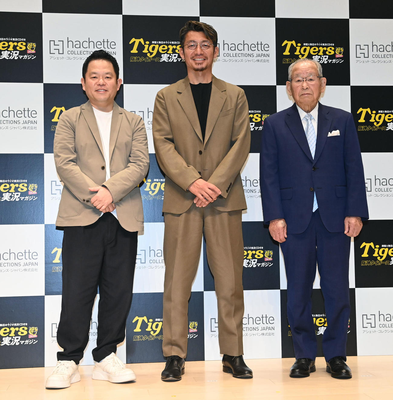 阪神タイガース実況CDマガジン創刊記念記者発表会でスペシャルトークを行った右から日刊スポーツ評論家の吉田義男氏、鳥谷敬氏、タレントのダイアン津田篤宏（撮影・前岡正明）