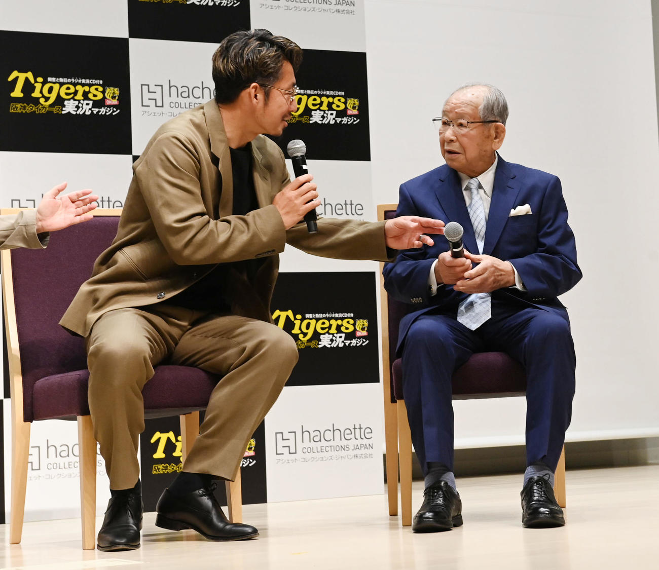 阪神タイガース実況CDマガジン創刊記念記者発表会でスペシャルトークで吉田義男氏（右）に突っ込みを入れる鳥谷敬氏（撮影・前岡正明）