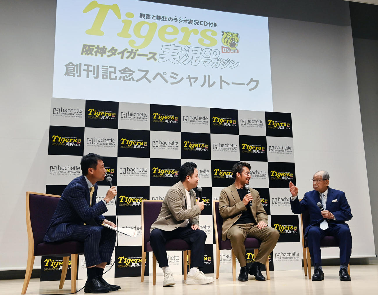 阪神タイガース実況CDマガジン創刊記念記者発表会でスペシャルトークを行う、右から日刊スポーツ評論家の吉田義男氏、鳥谷敬氏、タレントのダイアン津田篤宏、司会のABC小縣アナウンサー（撮影・前岡正明）