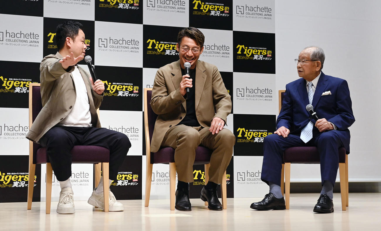 阪神タイガース実況CDマガジン創刊記念記者発表会でスペシャルトークを行う、右から日刊スポーツ評論家の吉田義男氏、鳥谷敬氏、タレントのダイアン津田篤宏（撮影・前岡正明）