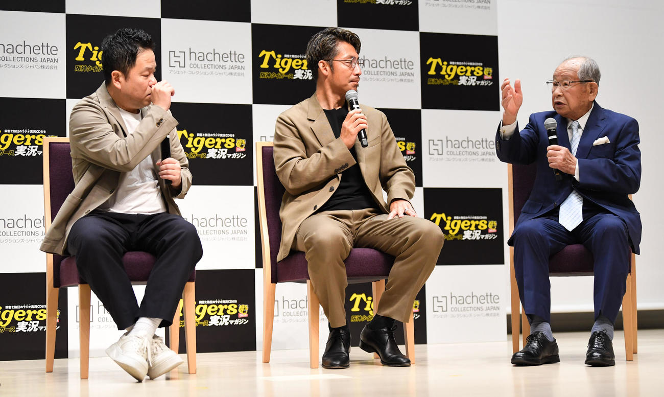 阪神タイガース実況CDマガジン創刊記念記者発表会でスペシャルトークを行う、右から日刊スポーツ評論家の吉田義男氏、鳥谷敬氏、タレントのダイアン津田篤宏（撮影・前岡正明）