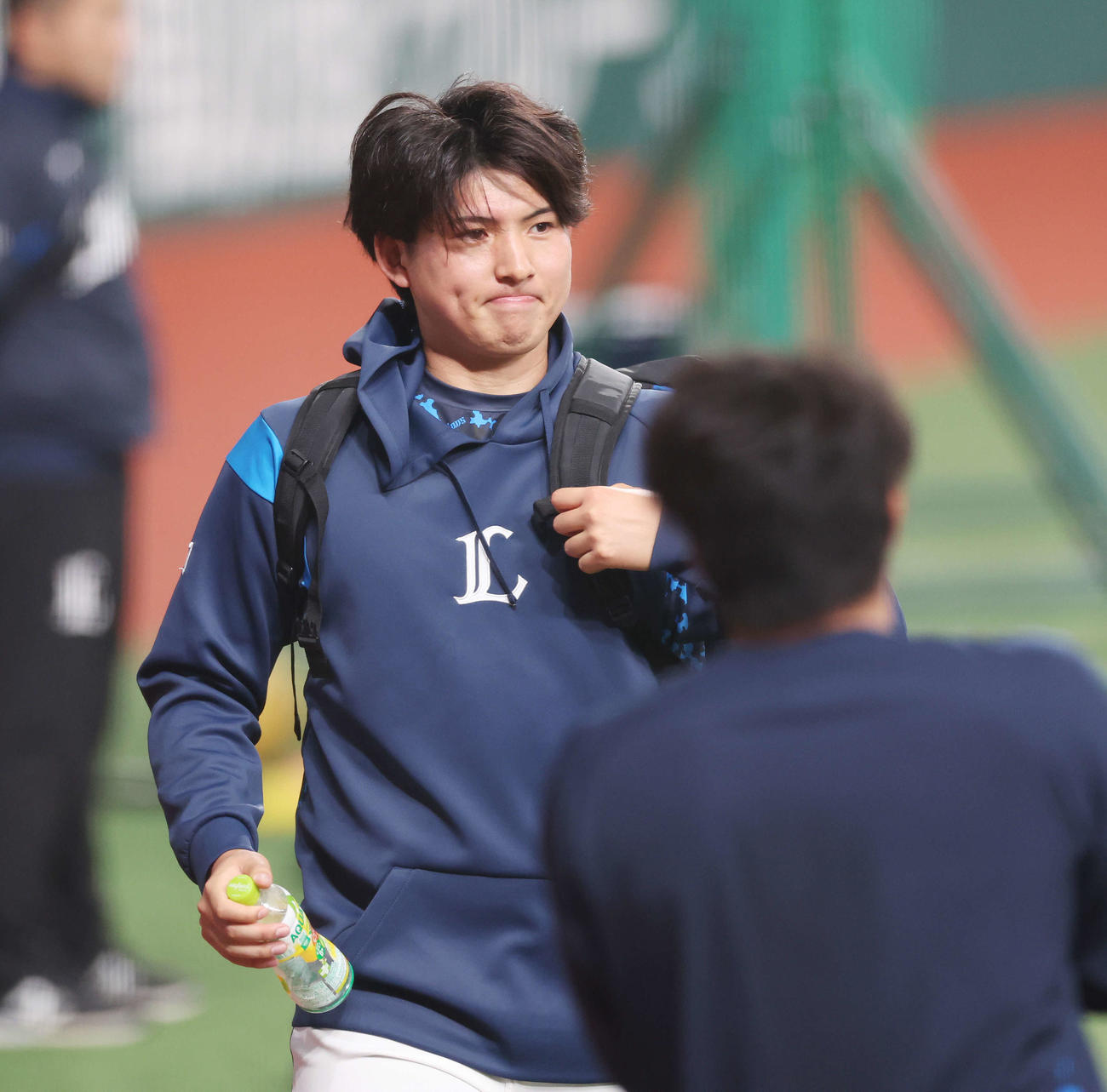 西武対オリックス　試合前練習を終え、引き揚げる西武武内（撮影・宮地輝）