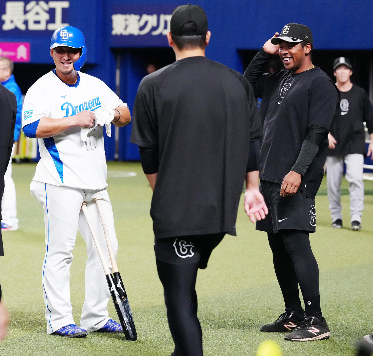 中日対巨人　試合前、中日中田（左）にあいさつする巨人オコエ（撮影・江口和貴）