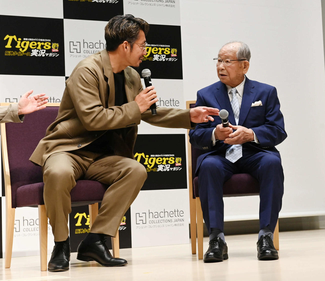 阪神タイガース実況CDマガジン創刊記念記者発表会のスペシャルトークで吉田義男氏（右）に突っ込みを入れる鳥谷敬氏（撮影・前岡正明）