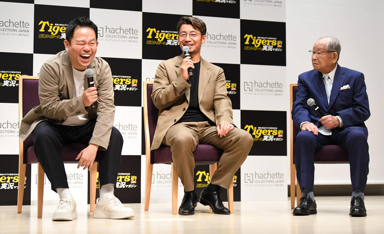 阪神タイガース実況CDマガジン創刊記念記者発表会でスペシャルトークを行う、右から日刊スポーツ評論家の吉田義男氏、鳥谷敬氏、タレントのダイアン津田篤宏（撮影・前岡正明）