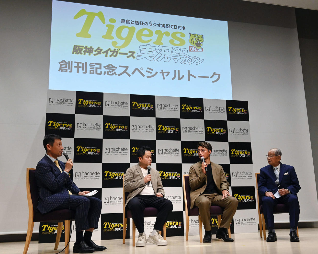 阪神タイガース実況CDマガジン創刊記念記者発表会でスペシャルトークを行う、右から日刊スポーツ評論家の吉田義男氏、鳥谷敬氏、タレントのダイアン津田篤宏、司会のABC小縣アナウンサー（撮影・前岡正明）
