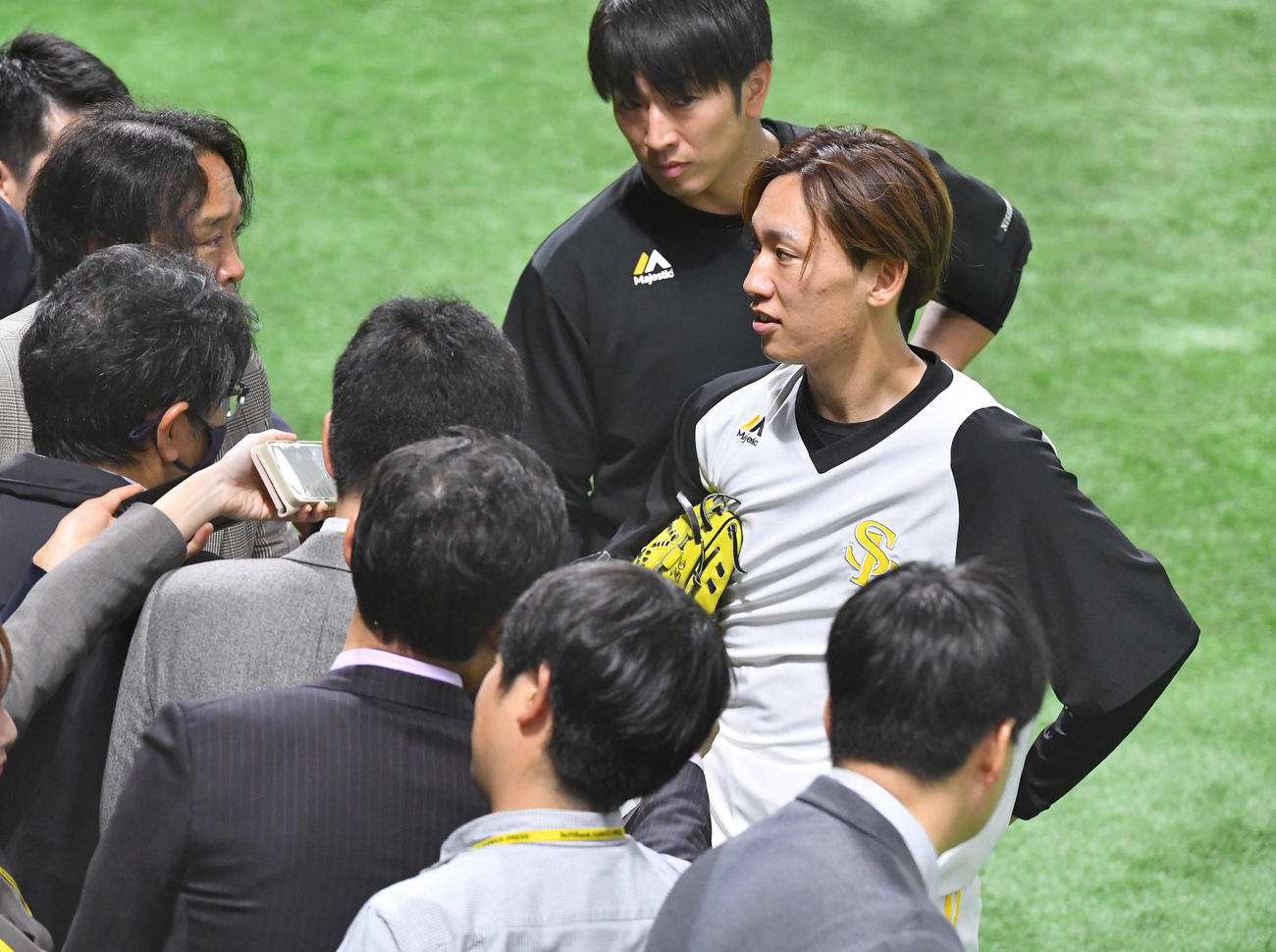 ソフトバンク対ロッテ　囲み取材を受ける大津（撮影・岩下翔太）