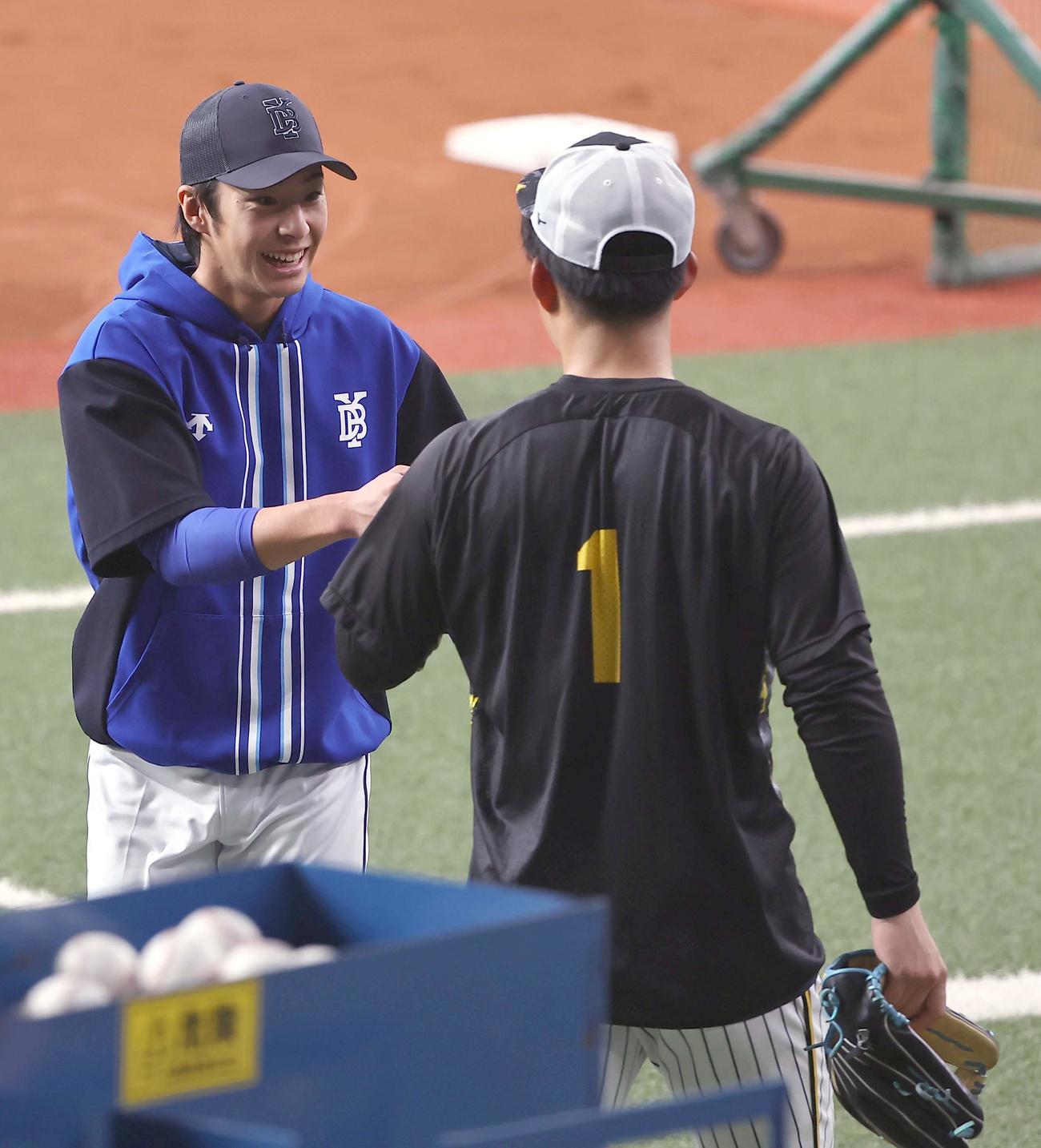 阪神対DeNA　森下（右）にあいさつをする度会（撮影・上田博志）