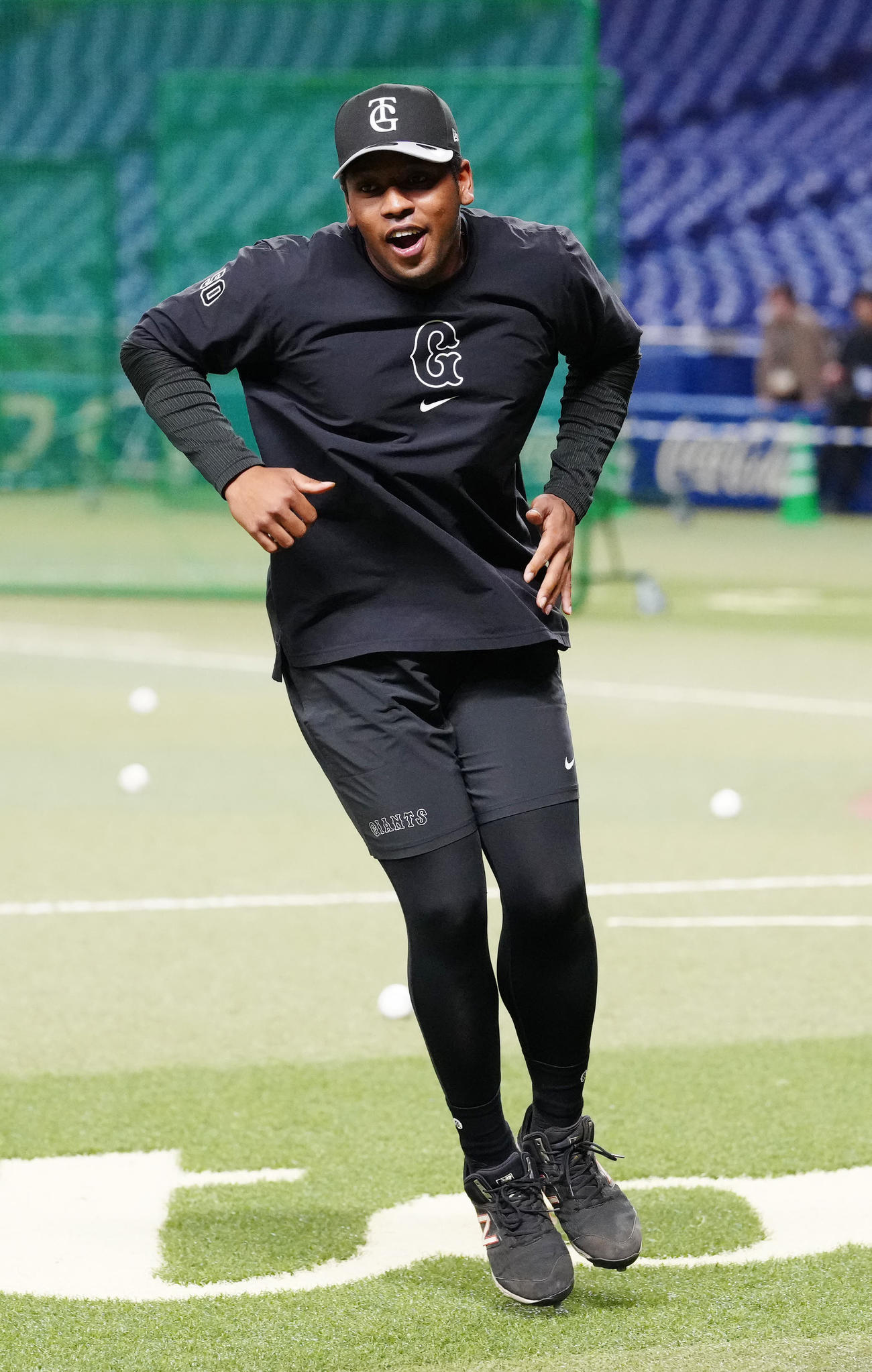 中日対巨人　試合前練習でウオーミングアップする巨人オコエ（撮影・江口和貴）