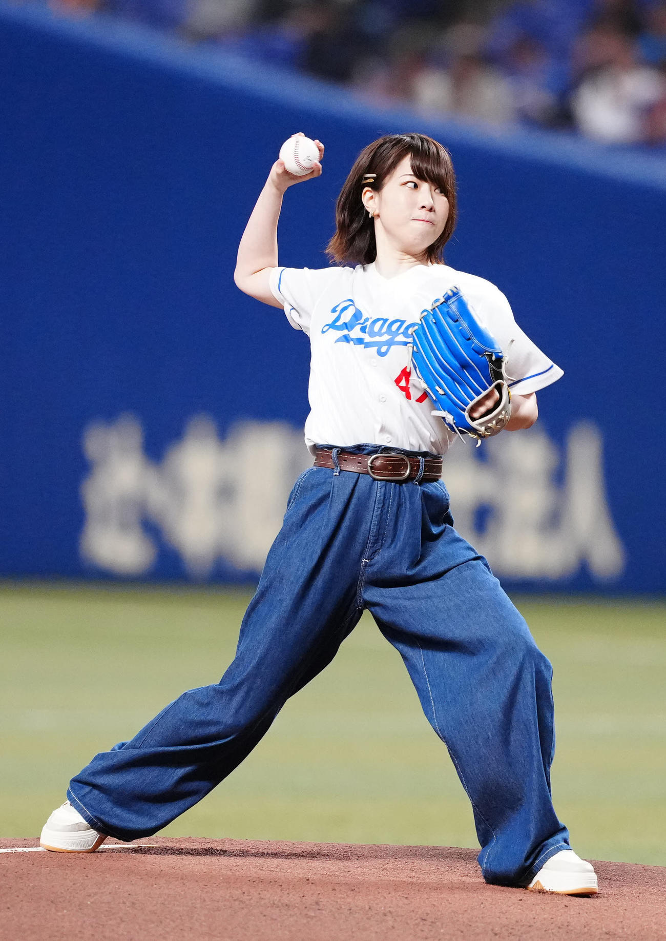 中日対巨人　試合前、始球式に臨む声優の藤原夏海（撮影・江口和貴）