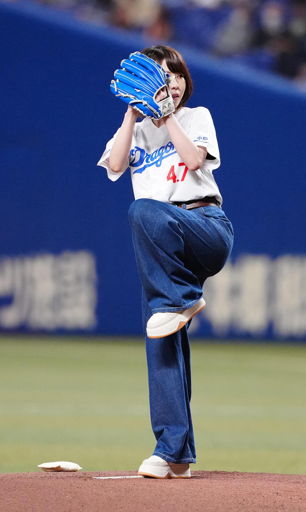 中日対巨人　試合前、始球式に臨む声優の藤原夏海（撮影・江口和貴）