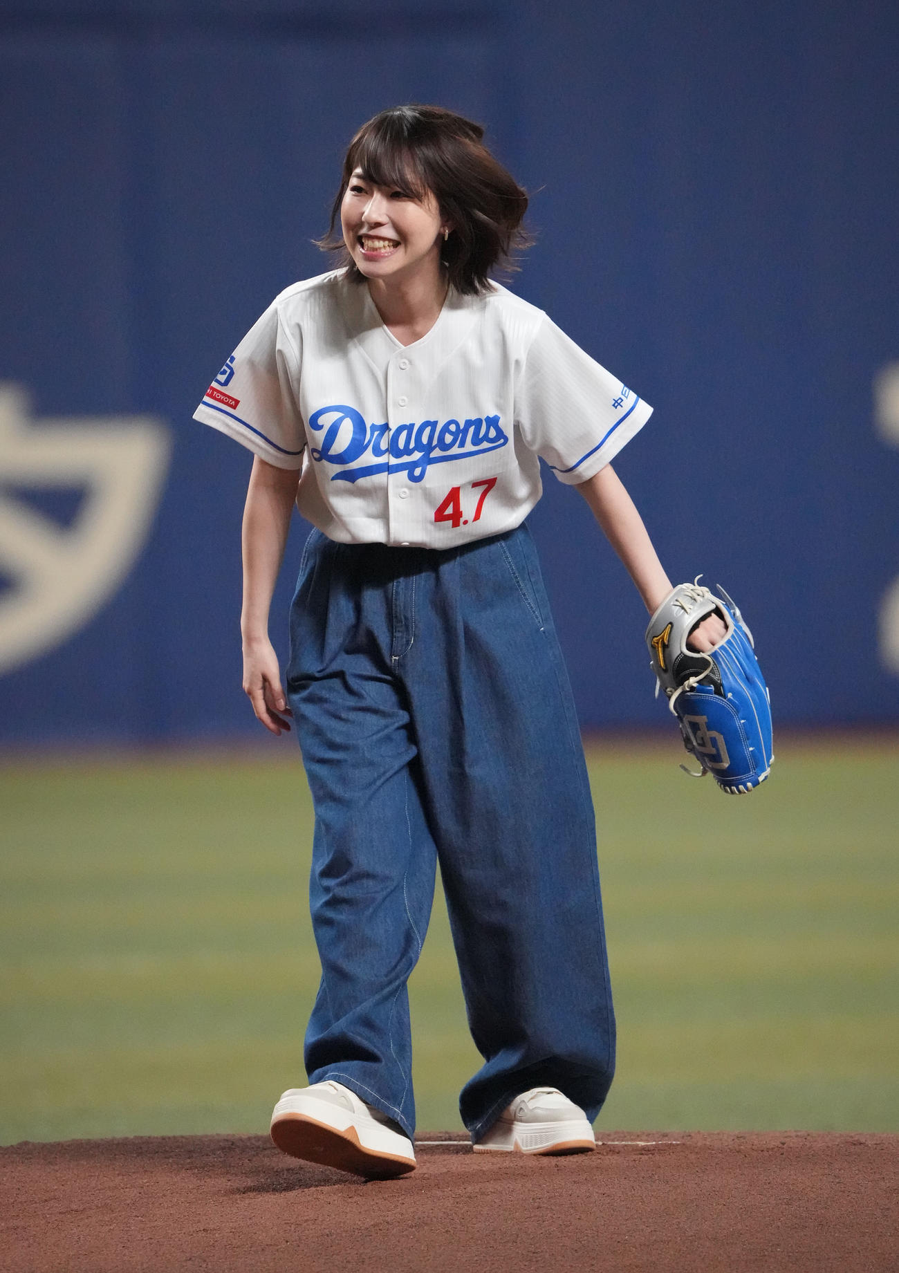 中日対巨人　試合前、始球式を行った声優の藤原夏海（撮影・森本幸一）