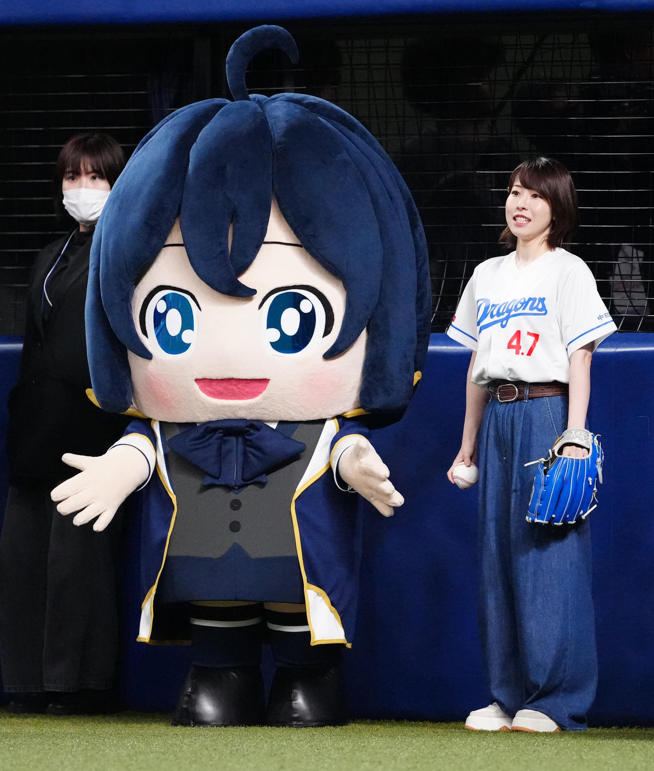 中日対巨人　試合前、始球式を待つ声優の藤原夏海（右）（撮影・江口和貴）