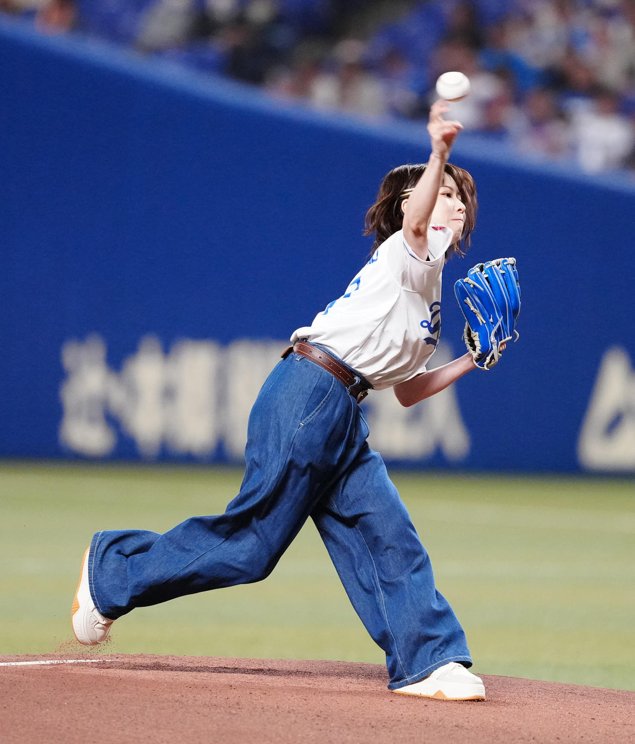 中日対巨人　試合前、始球式に臨む声優の藤原夏海（撮影・江口和貴）