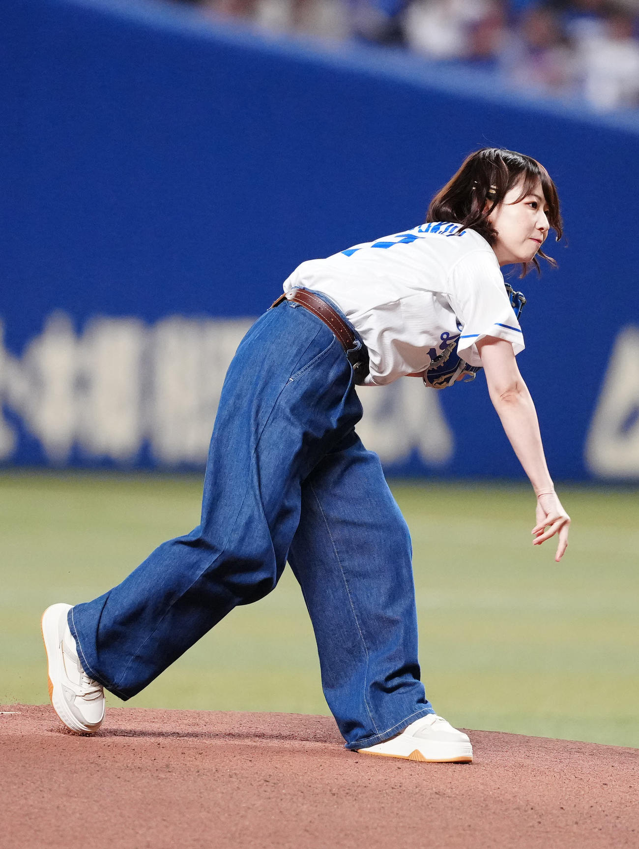 中日対巨人　試合前、始球式に臨む声優の藤原夏海（撮影・江口和貴）
