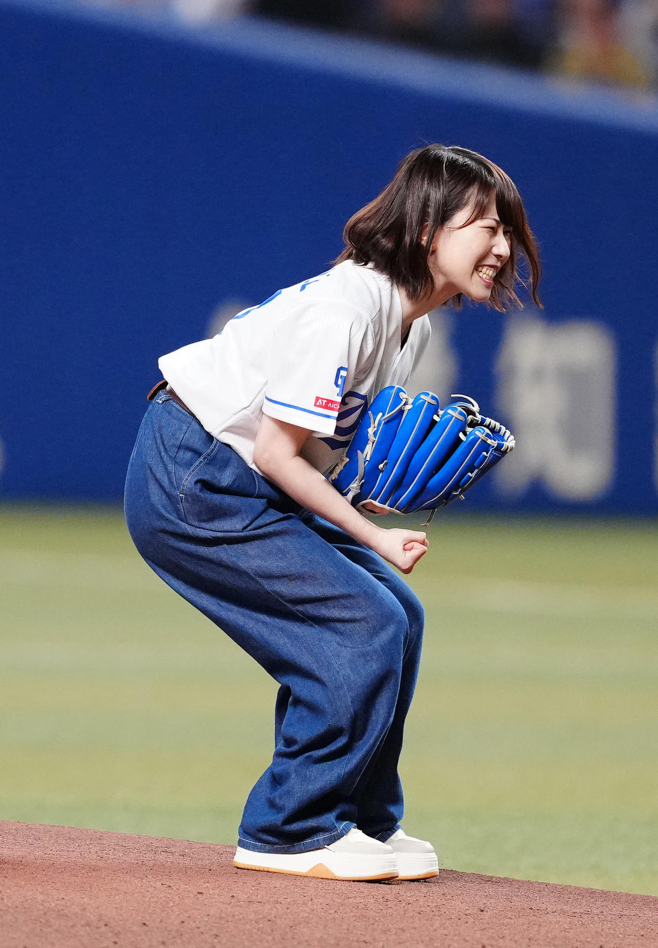中日対巨人　試合前、始球式に臨みガッツポーズを見せる声優の藤原夏海（撮影・江口和貴）