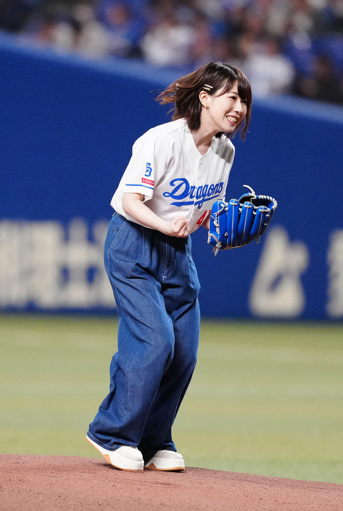 中日対巨人　試合前、始球式に臨みガッツポーズを見せる声優の藤原夏海（撮影・江口和貴）