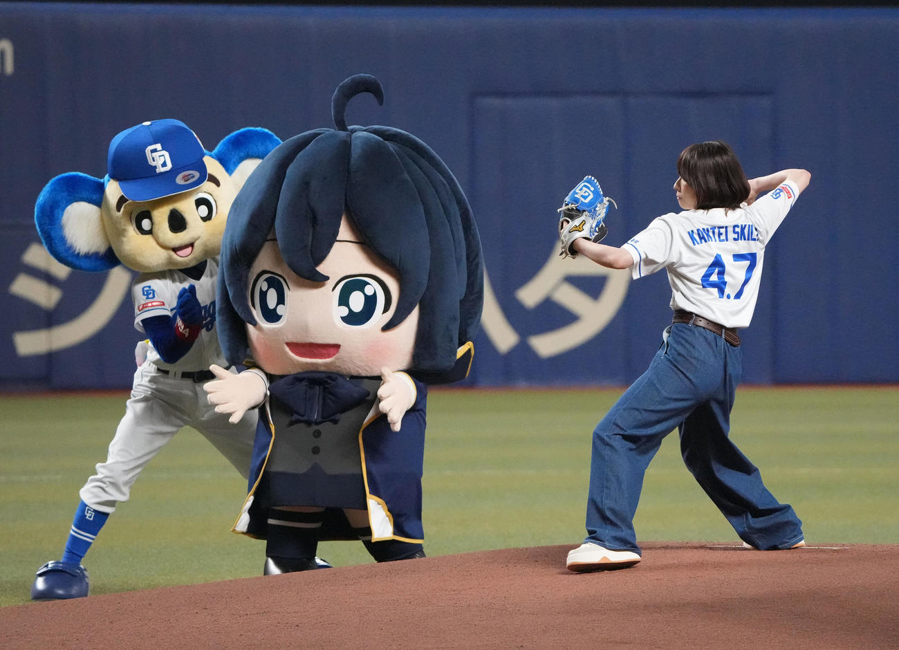 中日対巨人　試合前、始球式を行う声優の藤原夏海（右）（撮影・森本幸一）