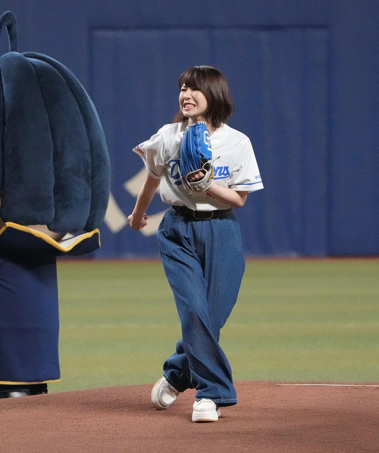 中日対巨人　試合前、始球式を行った声優の藤原夏海（撮影・森本幸一）