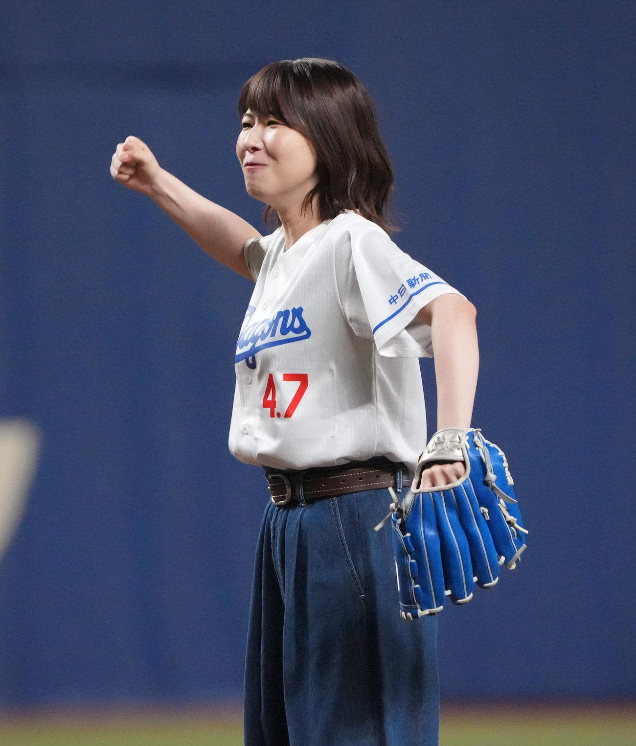 中日対巨人　試合前、始球式を行った声優の藤原夏海（撮影・森本幸一）