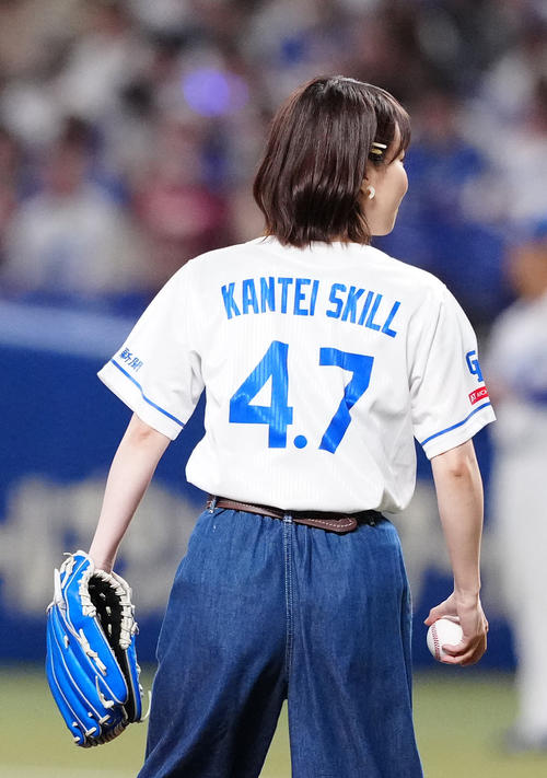 中日】「SPY×FAMILY」ダミアン役の声優藤原夏海が始球式 球速82キロに