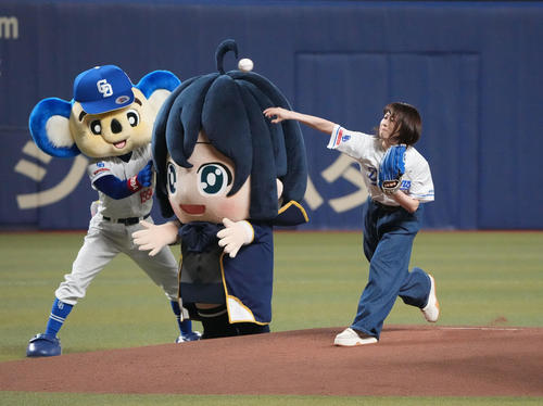 中日】「SPY×FAMILY」ダミアン役の声優藤原夏海が始球式 球速82キロに