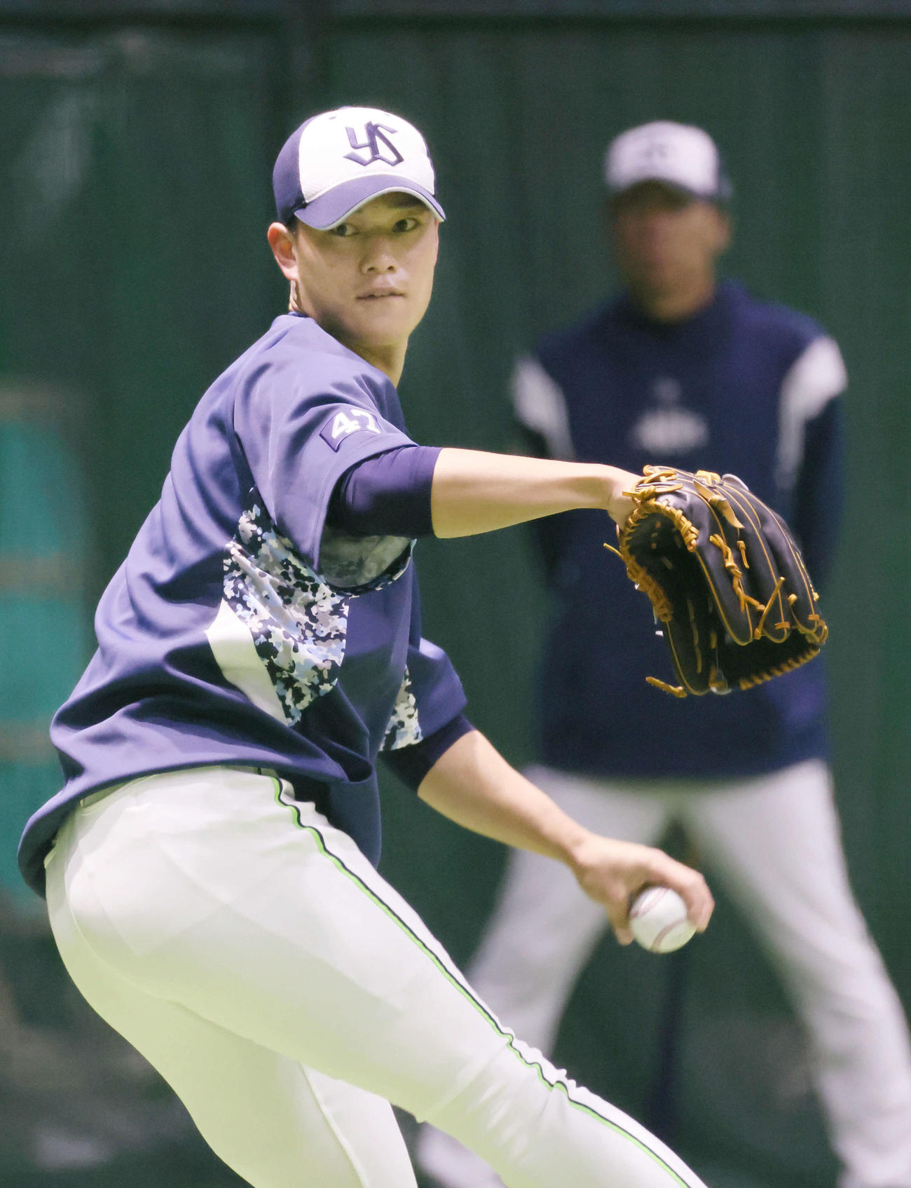 広島戦は雨天中止、高津監督（後ろ）が見守る中、キャッチボールをするヤクルト高橋（撮影・加藤孝規）