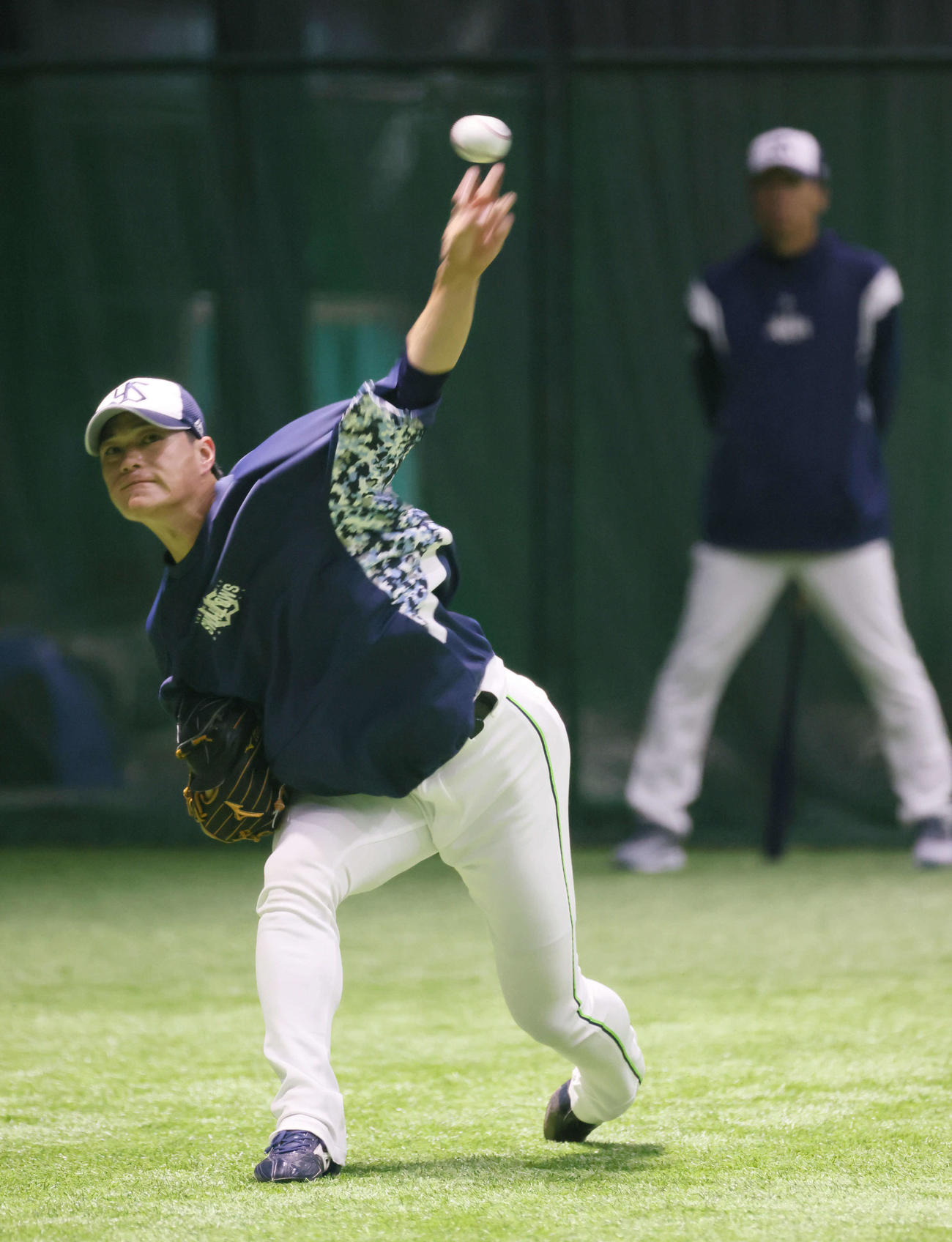 広島戦は雨天中止、高津監督（後方）が見守る中、キャッチボールをするヤクルト高橋（撮影・加藤孝規）