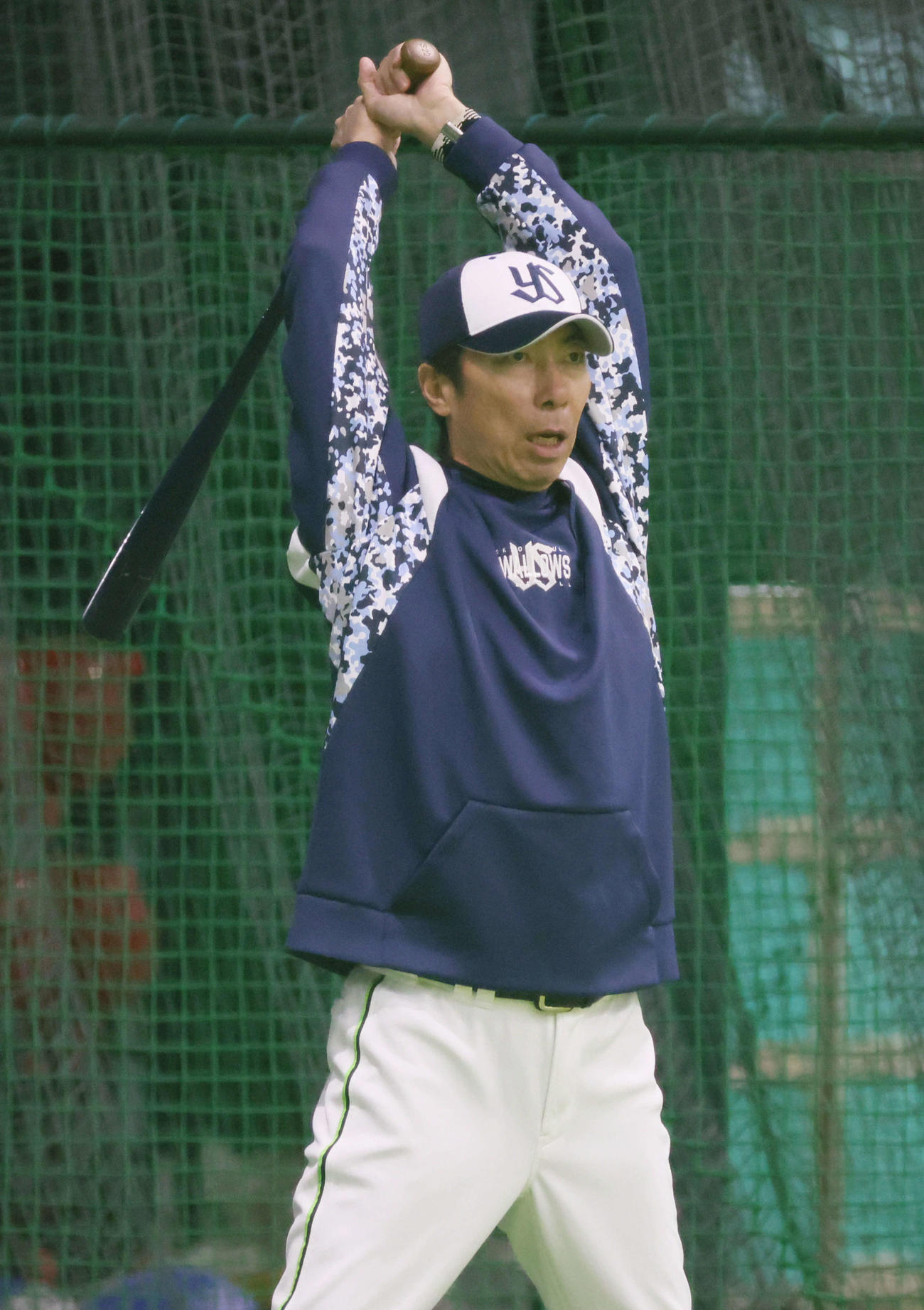広島戦は雨天中止、練習を見守るヤクルト高津監督（撮影・加藤孝規）