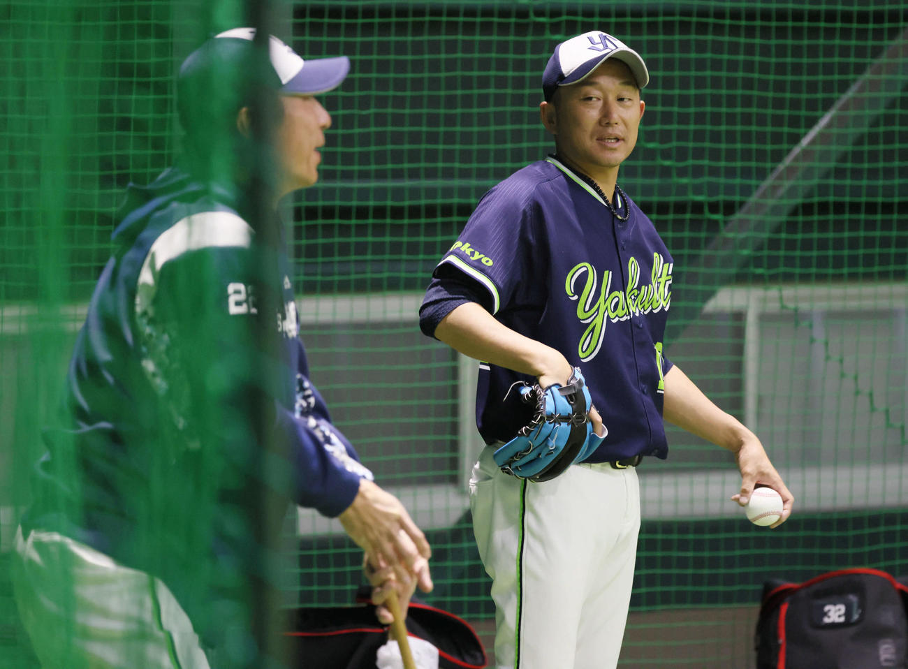 広島戦は雨天中止、練習中、高津監督（左）に声をかけられる石川（撮影・加藤孝規）