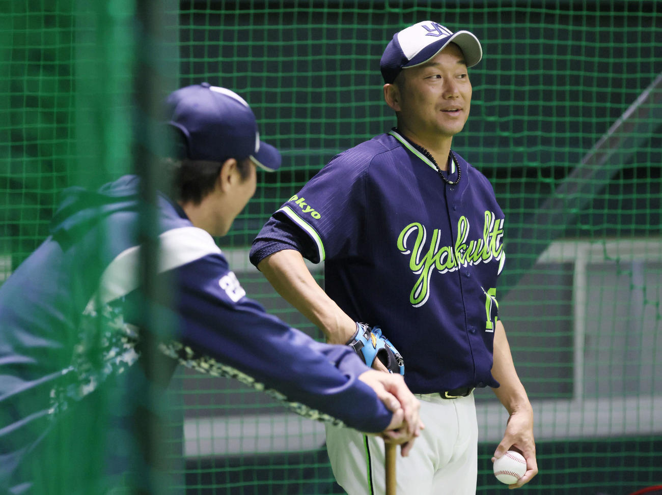 広島戦は雨天中止、練習中、高津監督（左）に声をかけられる石川（撮影・加藤孝規）