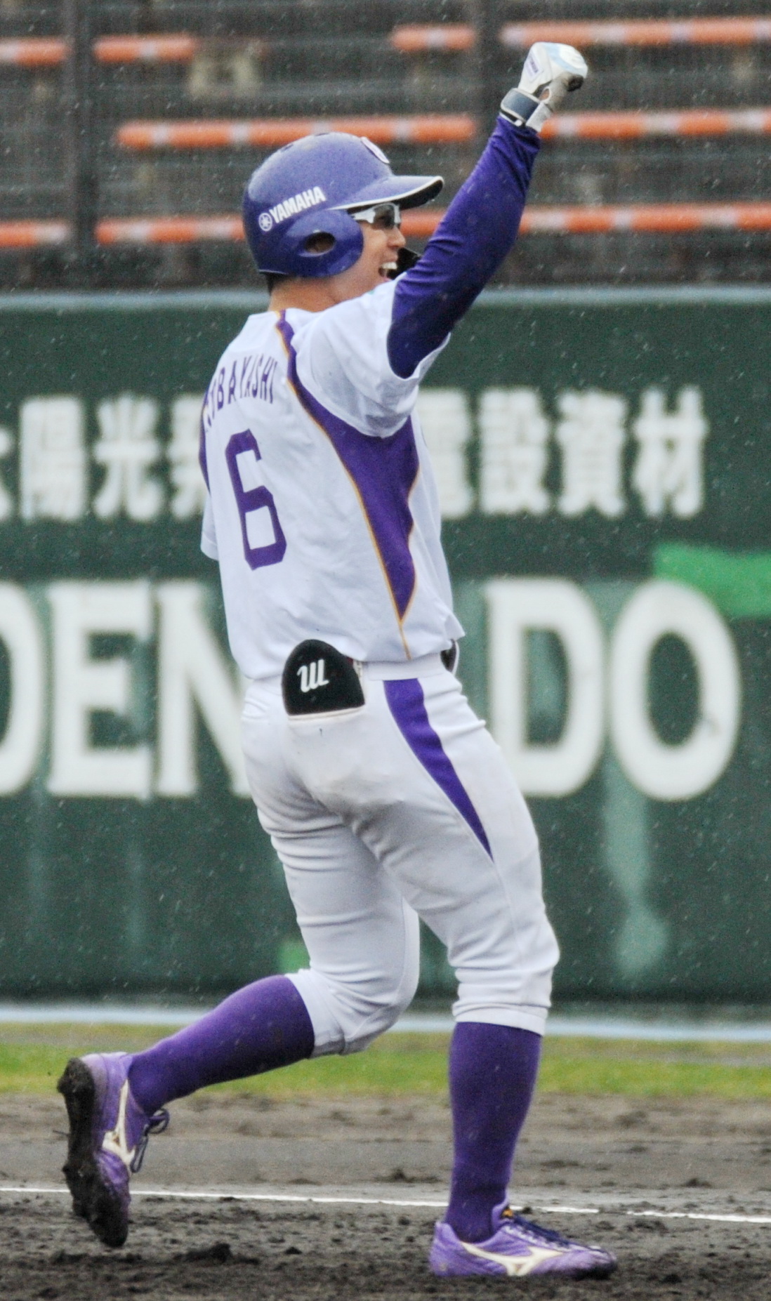 初回に2点適時打を放ち、ベンチに向かってガッツポーズするヤマハ小林　　