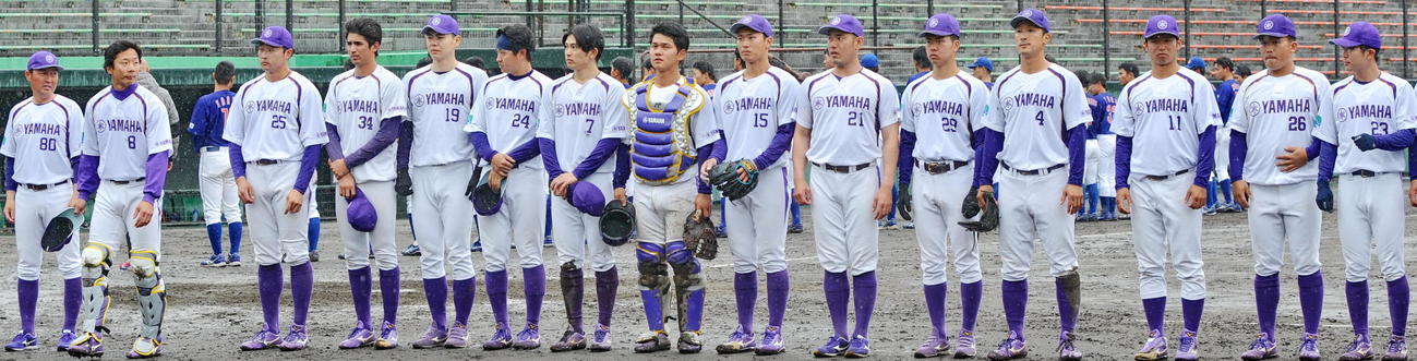 初戦に快勝したヤマハの選手たち　　