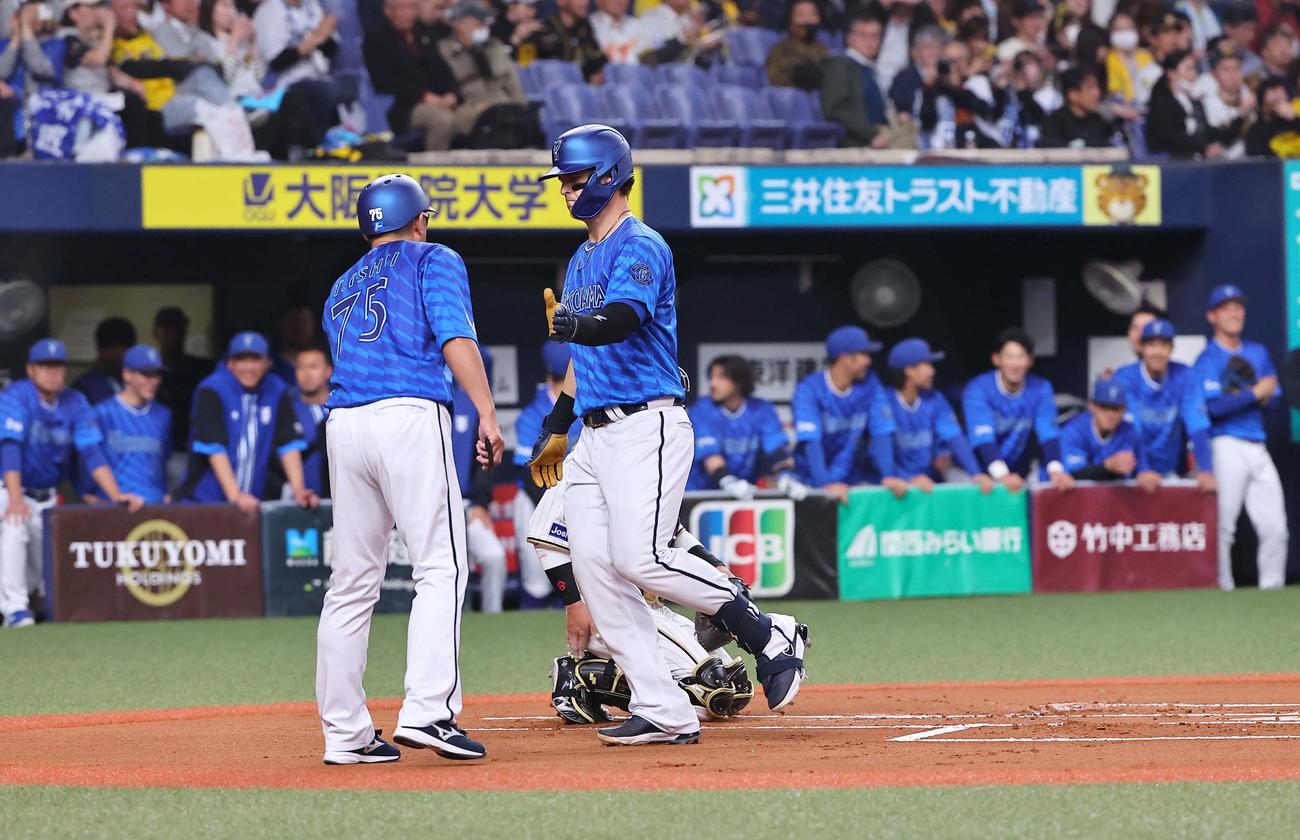 阪神対DeNA 1回表DeNA1死、オースティン（右）は先制ソロ本塁打を放つ（撮影・上田博志）