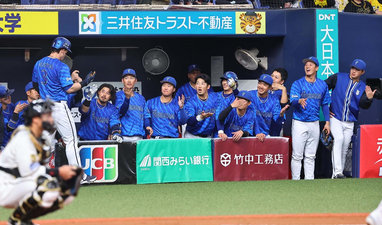阪神対DeNA 1回表DeNA1死、オースティン（左）は先制ソロ本塁打を放つ（撮影・上田博志）