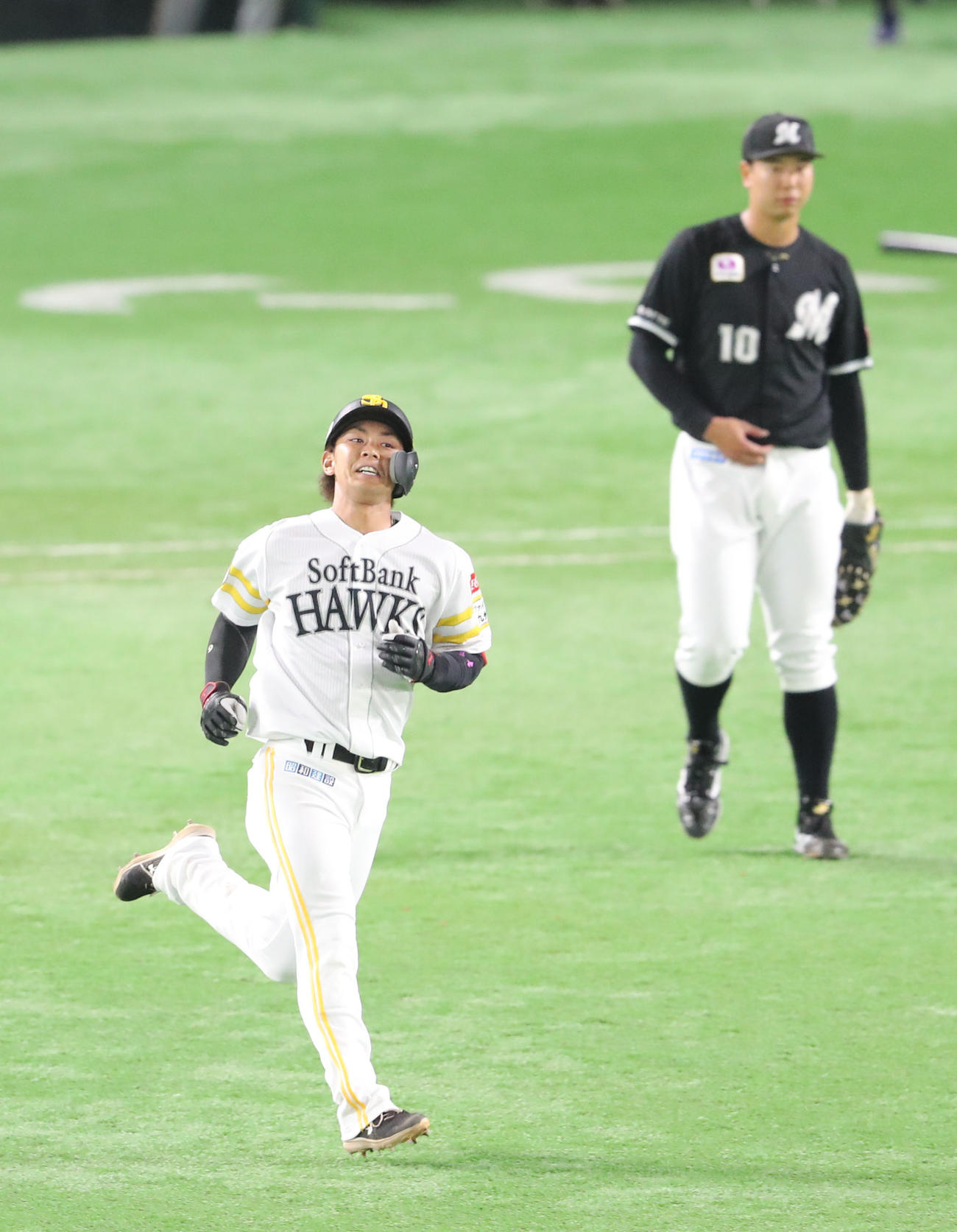 ソフトバンク対ロッテ　1回裏ソフトバンク無死、今宮は左中間に先制本塁打を放つ（撮影・梅根麻紀）