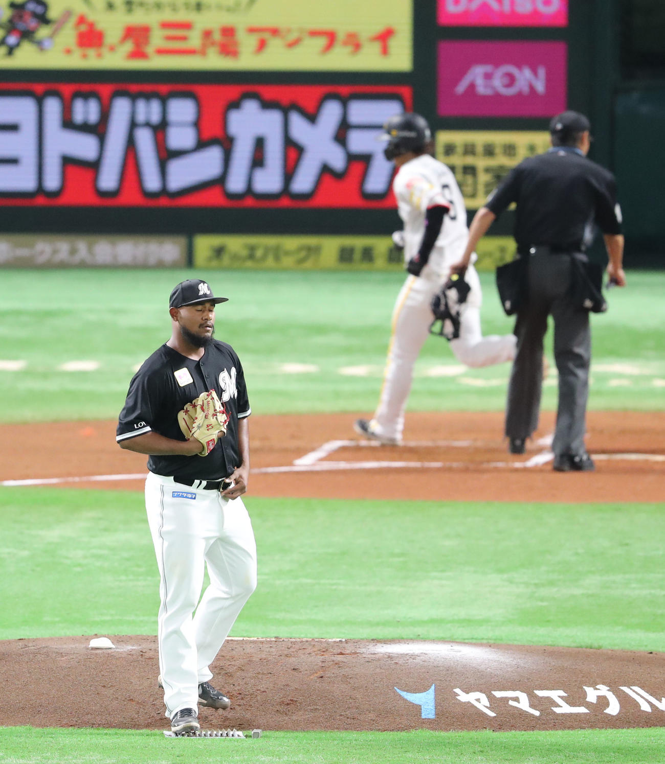 ソフトバンク対ロッテ　1回裏ソフトバンク無死、今宮に先制本塁打を浴びたメルセデス（撮影・梅根麻紀）