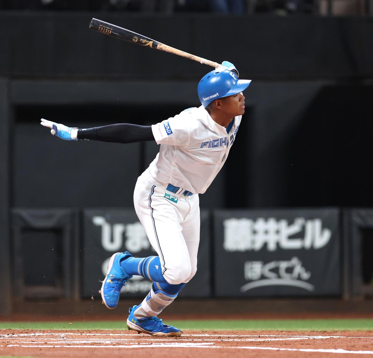 日本ハム対楽天　1回裏日本ハム1死二塁、左前適時打を放つ万波（撮影・黒川智章）