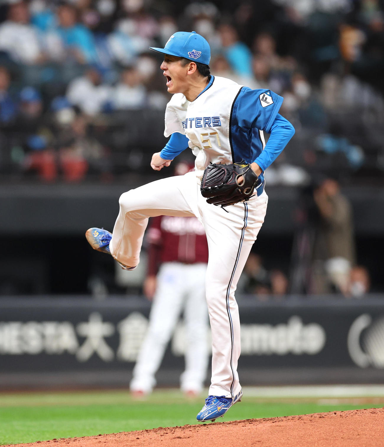 日本ハム対楽天　4回表、叫びながら力投する北山（撮影・黒川智章）