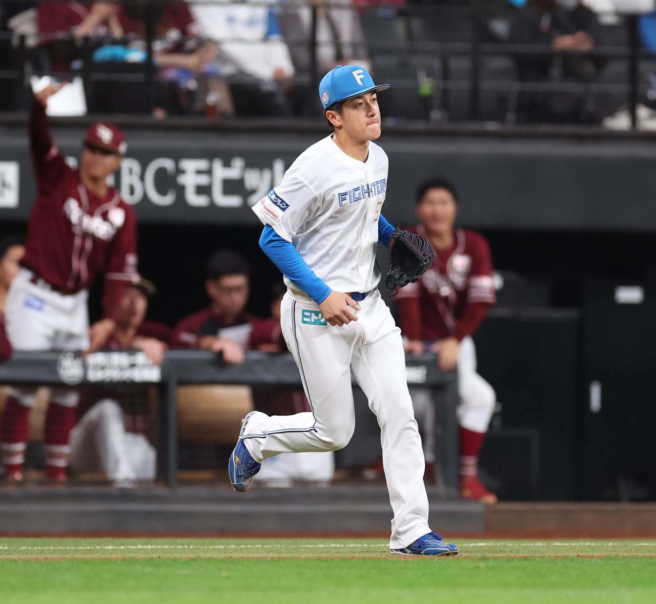 日本ハム対楽天　7回表楽天1死一塁、小郷に右前打を許す北山（撮影・黒川智章）