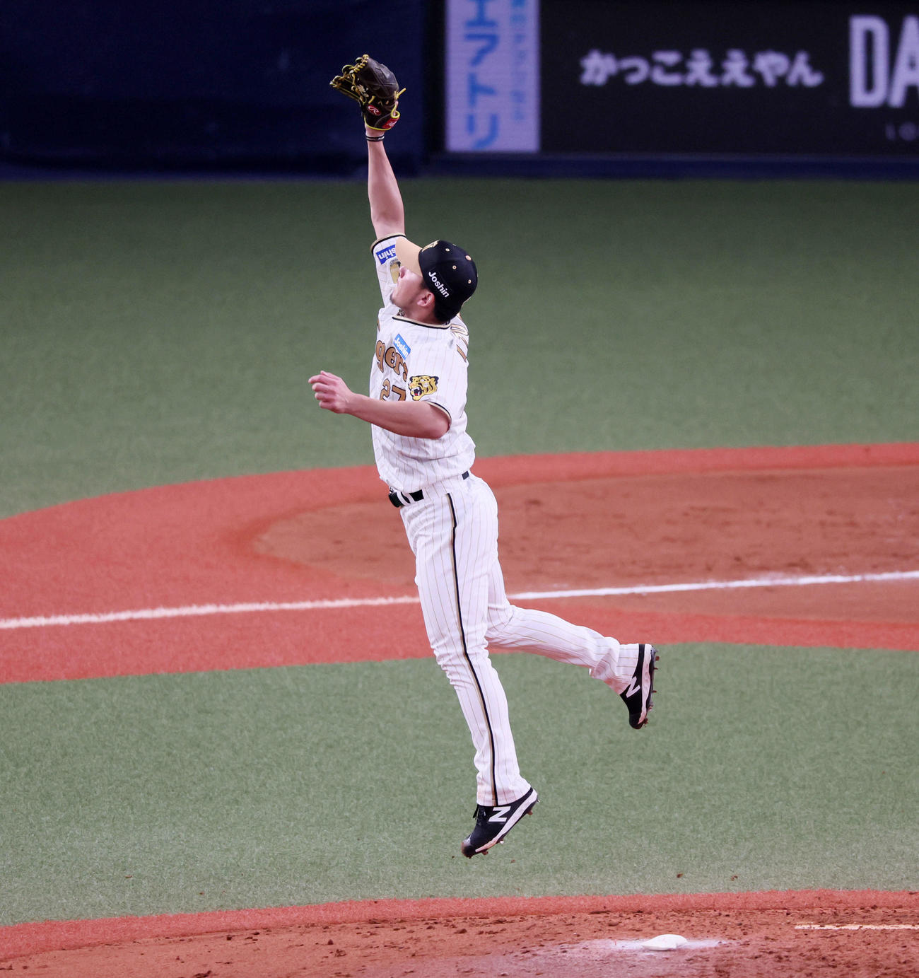 阪神対DeNA 7回表DeNA2死、伊藤将は宮崎の打球をジャンプして捕球（撮影・加藤哉）