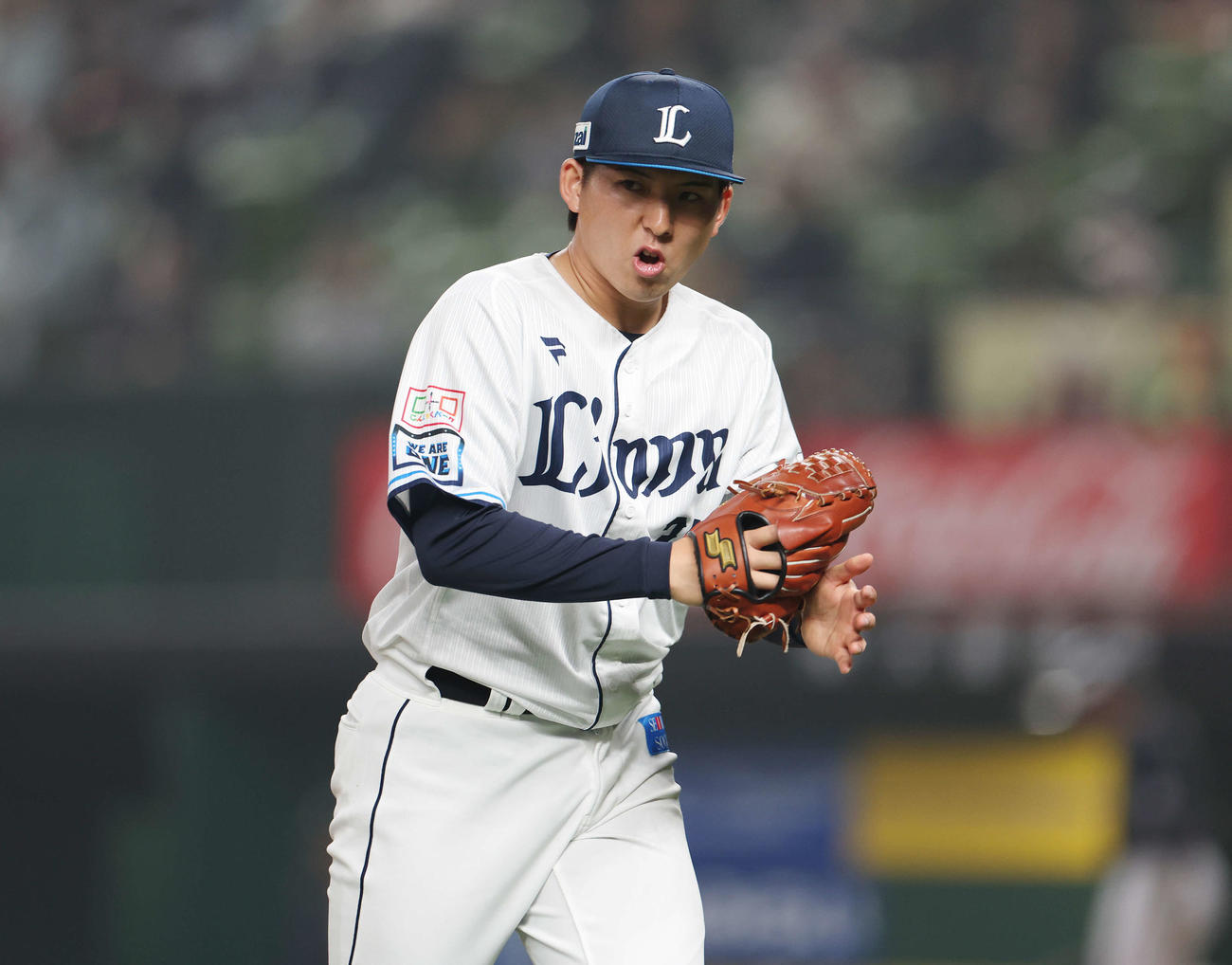 西武対オリックス　7回表を無失点に抑え、グラブをたたく西武武内（撮影・宮地輝）