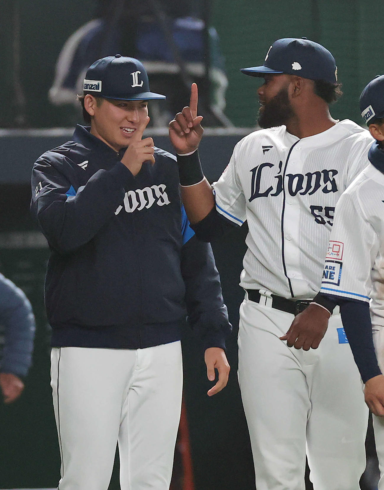 西武対オリックス　プロ初先発初勝利となった武内（左）はコルデロと人さし指を立てて喜ぶ（撮影・河野匠）