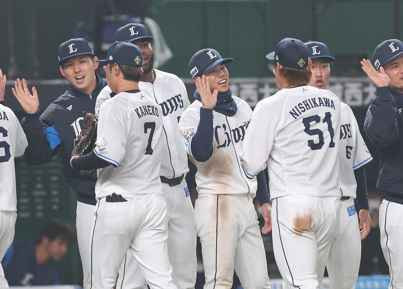 西武対オリックス　プロ初先発初勝利となった武内（左端）は笑顔でナインを迎える（撮影・河野匠）