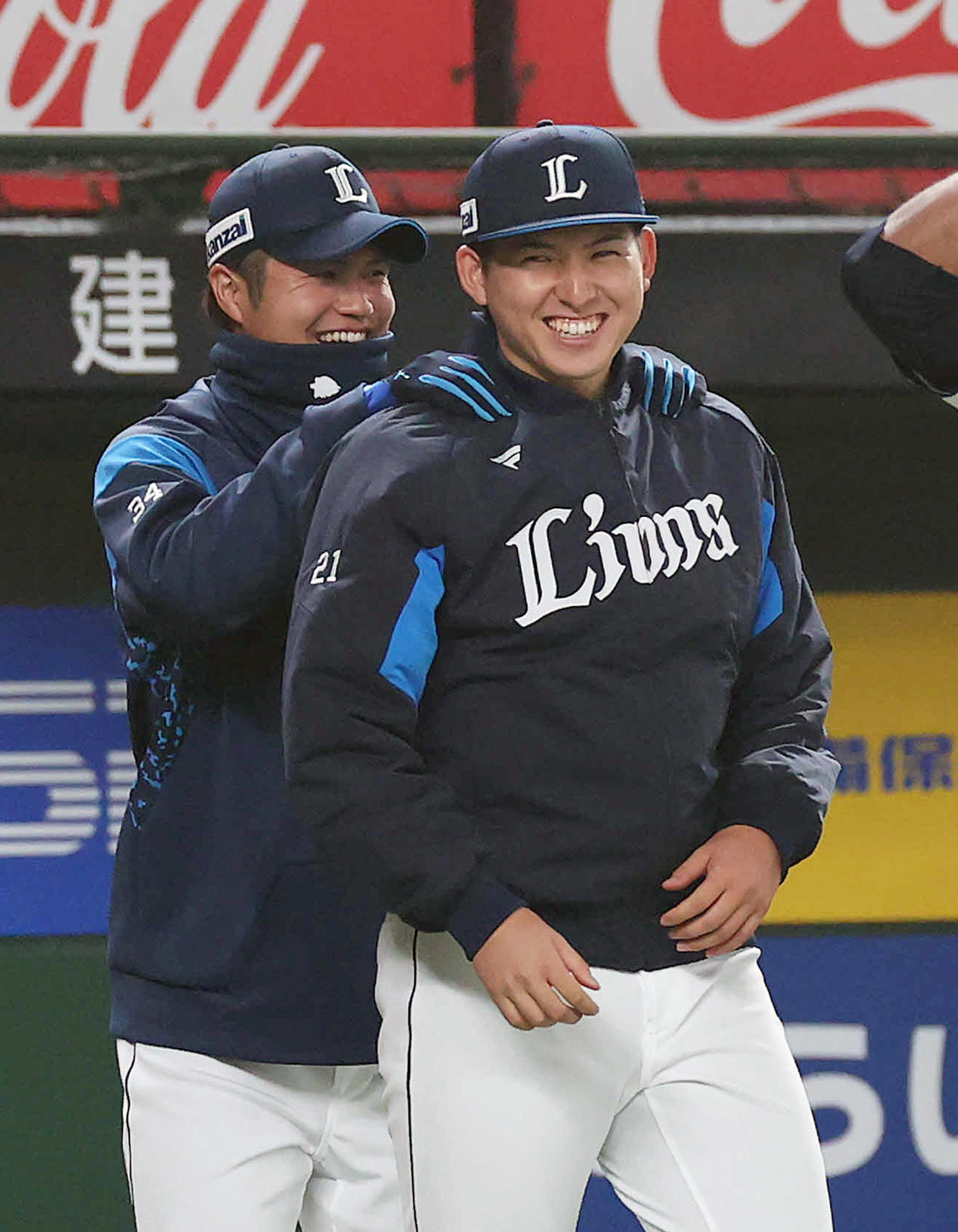 西武対オリックス　プロ初先発初勝利となった武内（右）は甲斐野に肩をもまれ笑顔でベンチを出る（撮影・河野匠）